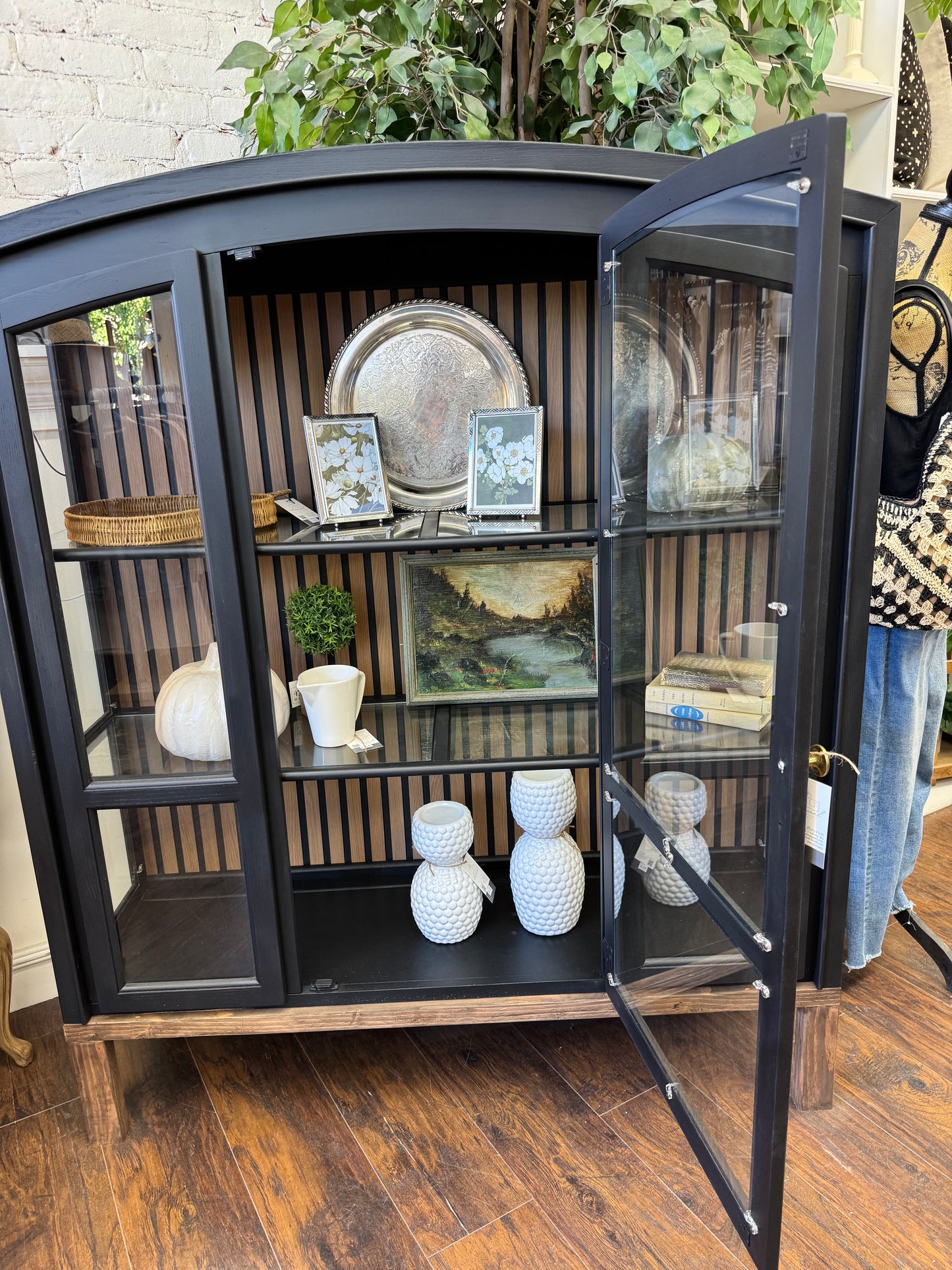 Huxley Black Hutch