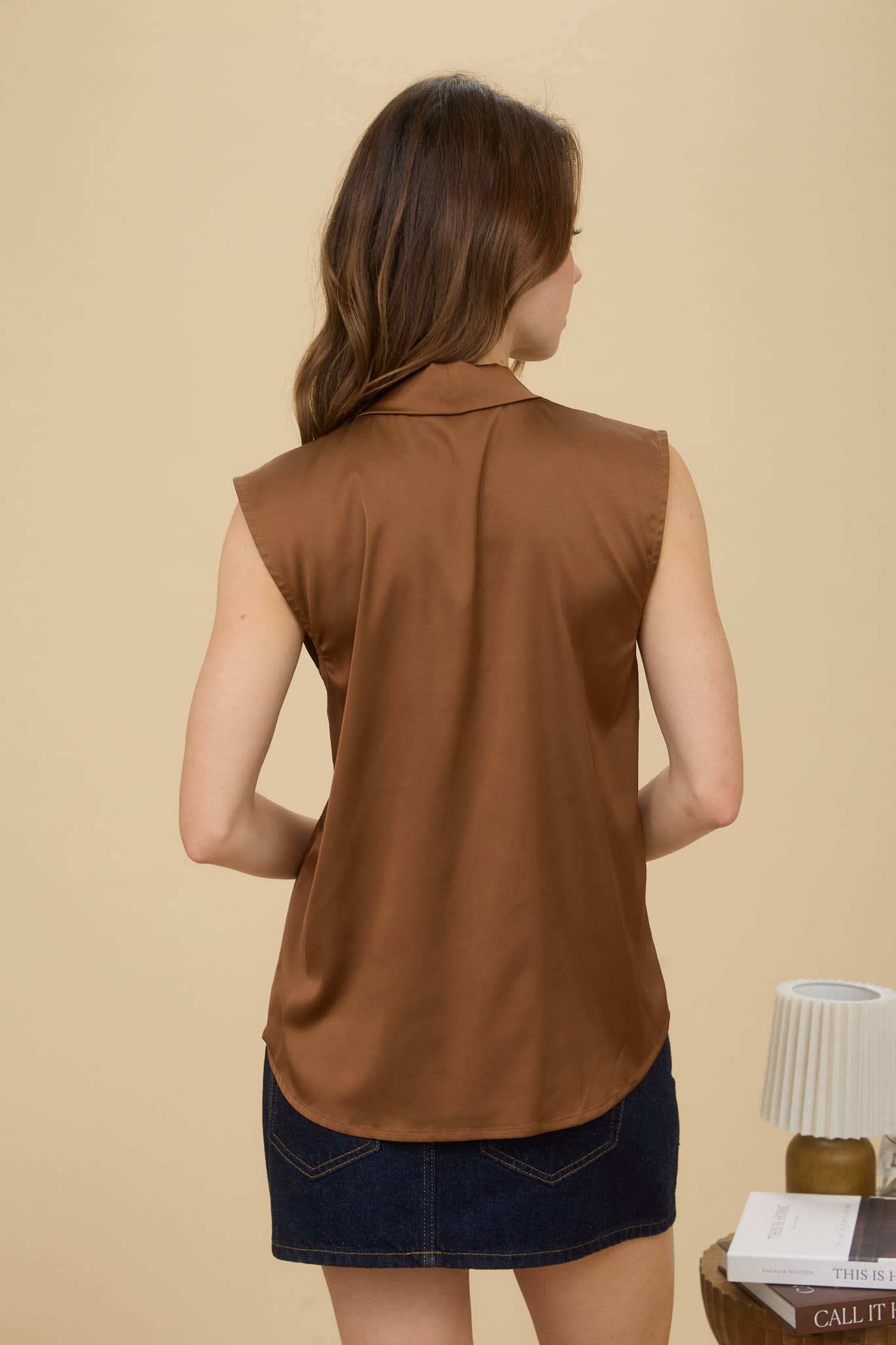 SATIN COLLARED SLEEVELESS BLOUSE