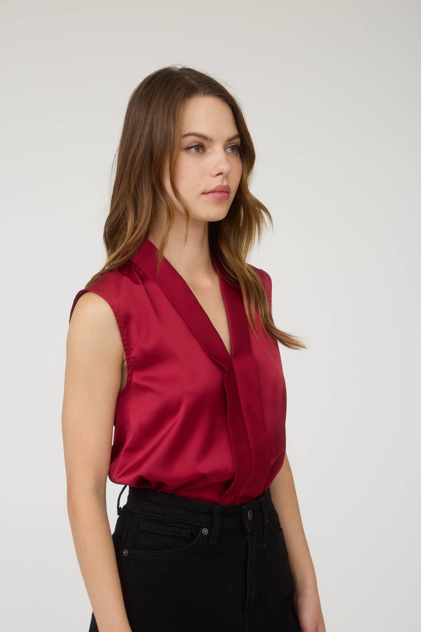 SATIN COLLARED SLEEVELESS BLOUSE