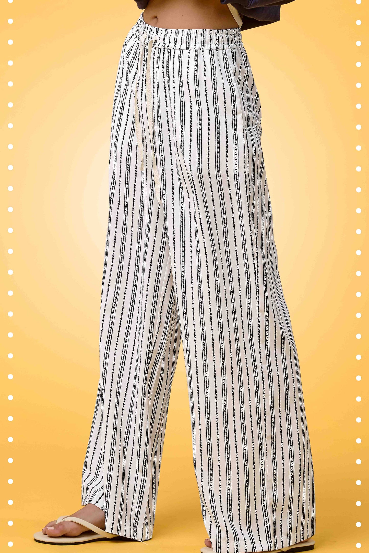 Patterned Design Relaxed Fit Pants With Pockets