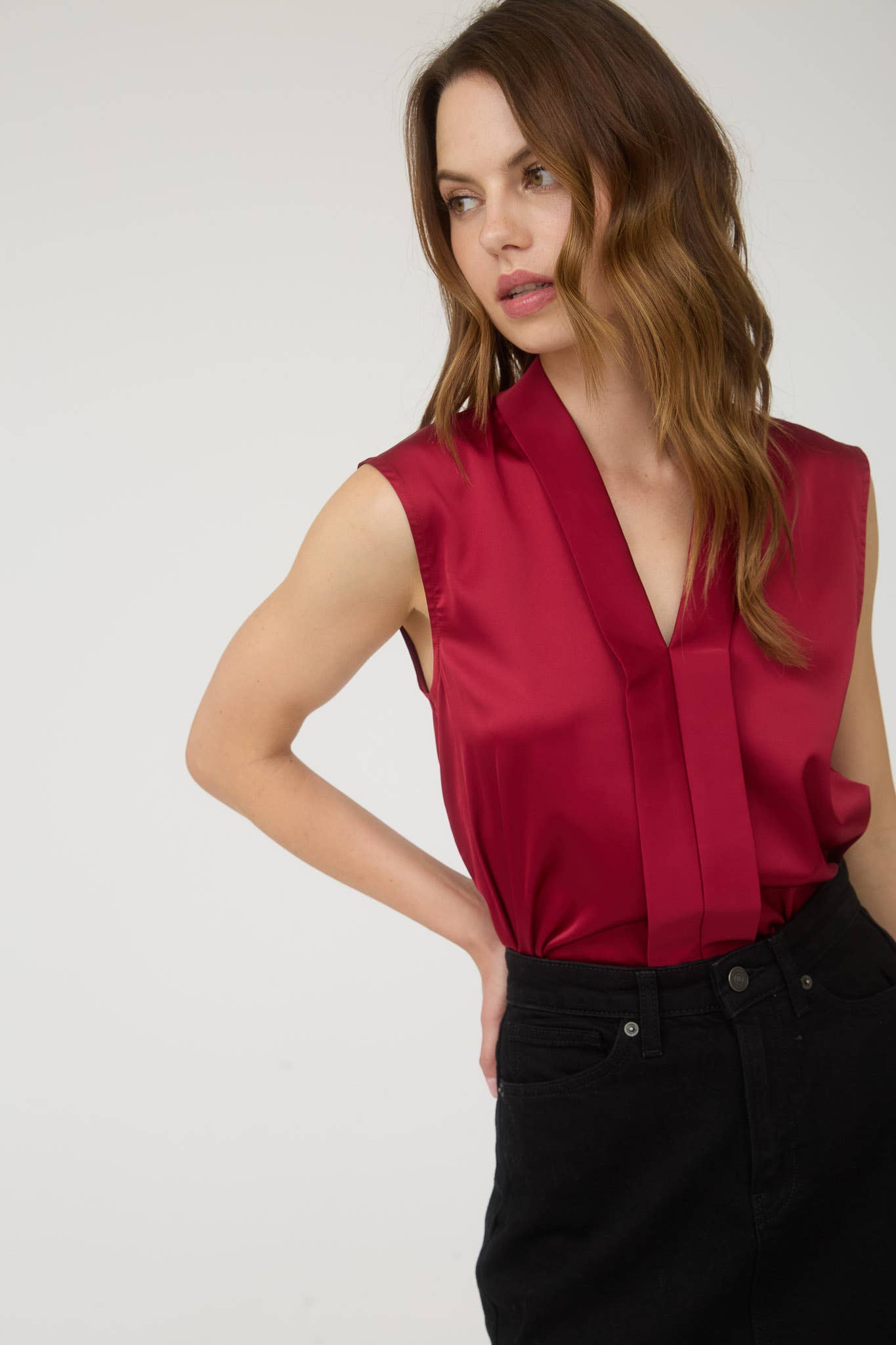 SATIN COLLARED SLEEVELESS BLOUSE