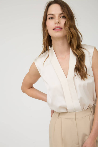 SATIN COLLARED SLEEVELESS BLOUSE