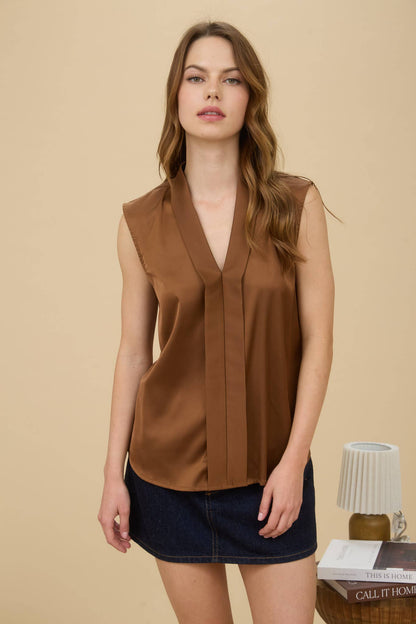 SATIN COLLARED SLEEVELESS BLOUSE