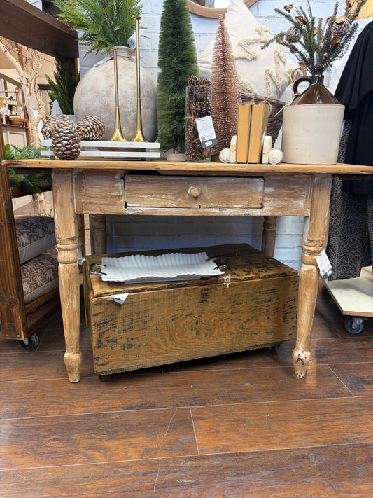 Charlotte Vintage Table - Whimsical Details - []