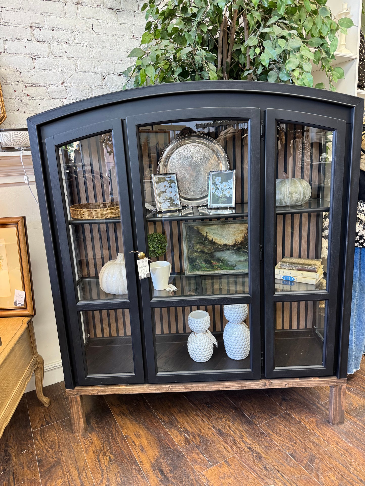 Huxley Black Hutch