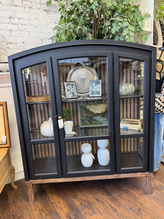Huxley Black Hutch