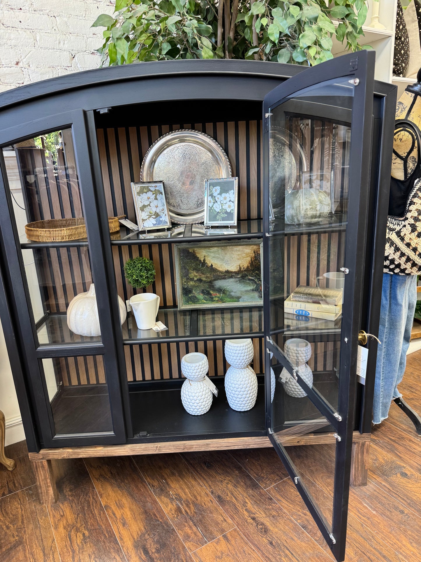 Huxley Black Hutch