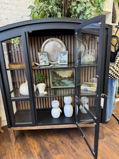 Huxley Black Hutch