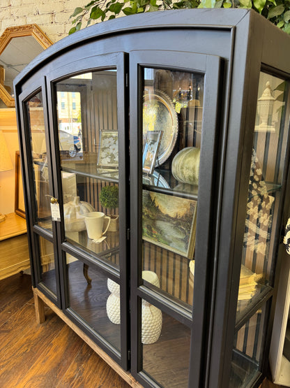 Huxley Black Hutch
