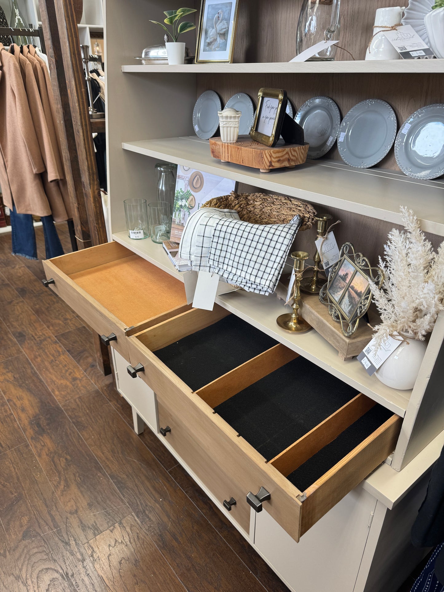 Primrose Cocoa Hutch