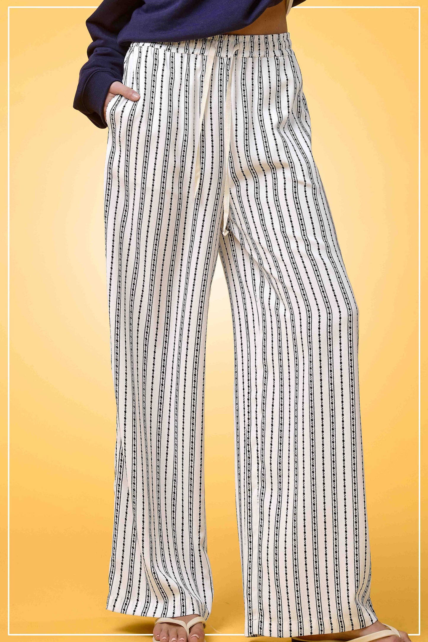 Patterned Design Relaxed Fit Pants With Pockets