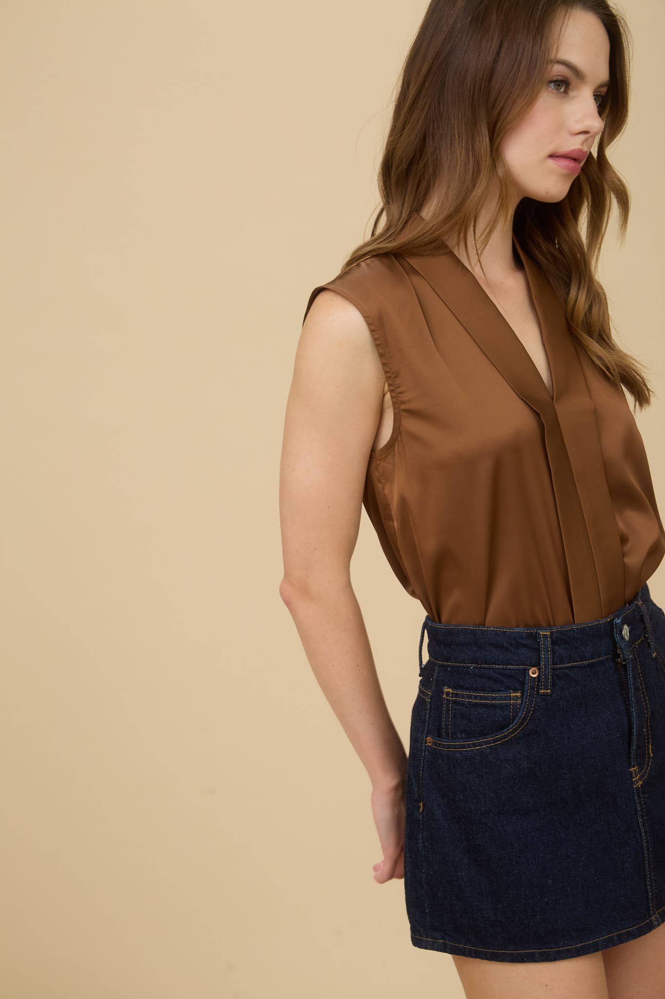 SATIN COLLARED SLEEVELESS BLOUSE