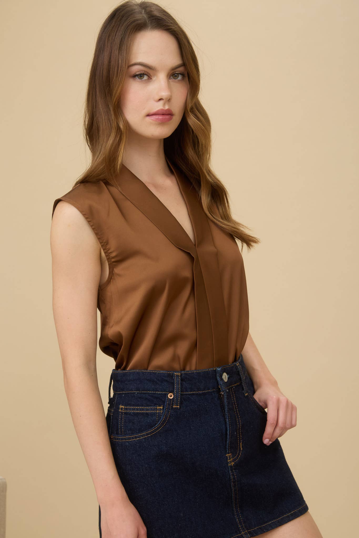SATIN COLLARED SLEEVELESS BLOUSE