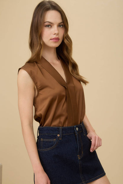SATIN COLLARED SLEEVELESS BLOUSE